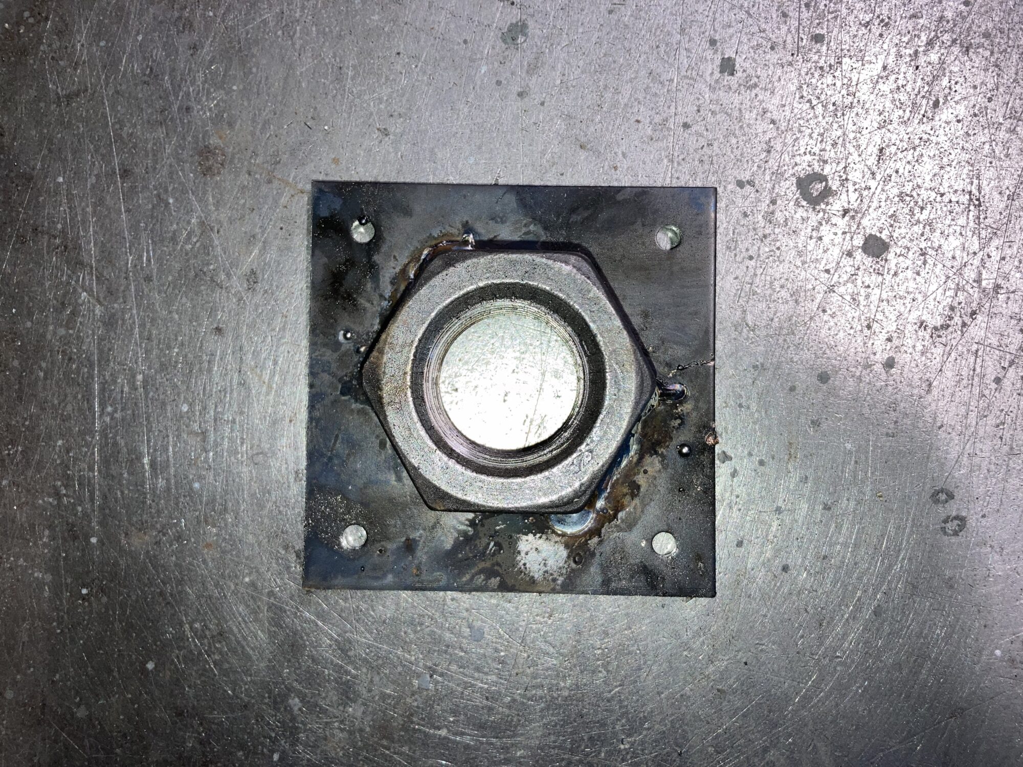 角座とナットを溶接